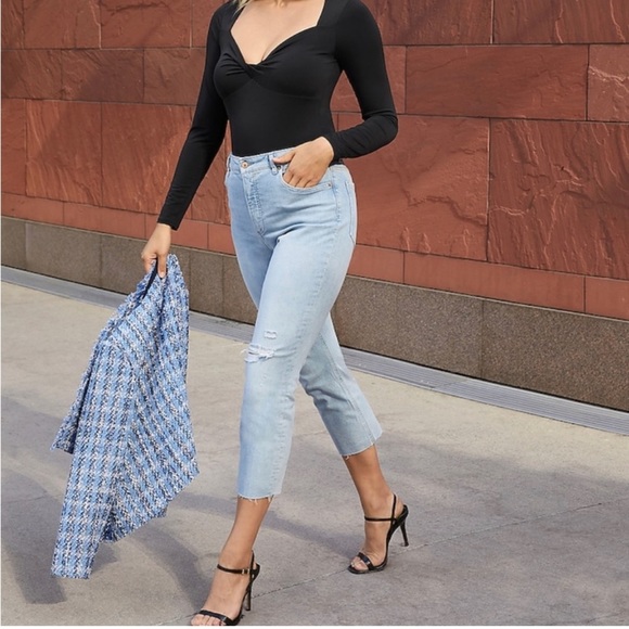 NWT Mom Jeans Curvy Supper Hi Rise Distressed Raw Hem Light washed  Size12 - Picture 5 of 16